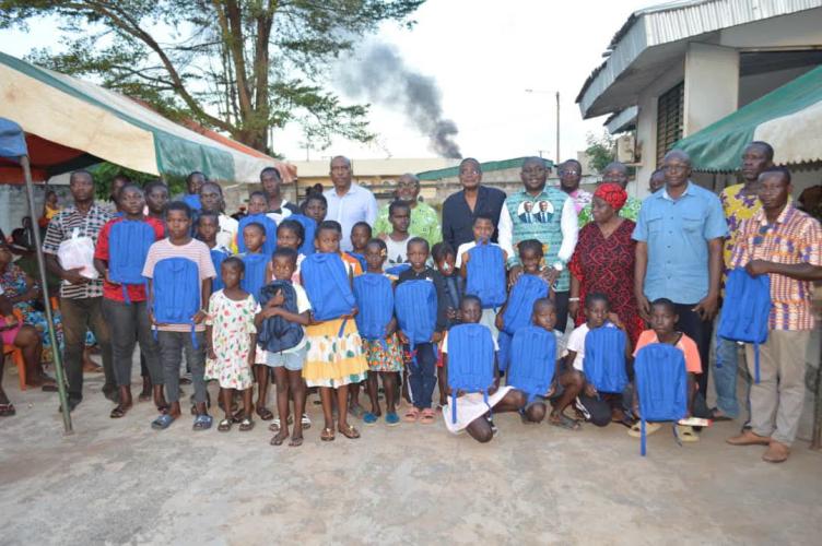 Côte d’Ivoire : PDCI RDA de Toumodi/ Les cadres et la JPDCI offrent des  kits  scolaires aux enfants des militants 